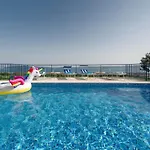 Lola - Privacy, Pool & View Вилла *