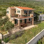 Lola - Privacy, Pool & View Вилла Каштела