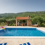 Lola - Privacy, Pool & View