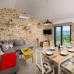 Lola - Privacy, Pool & View