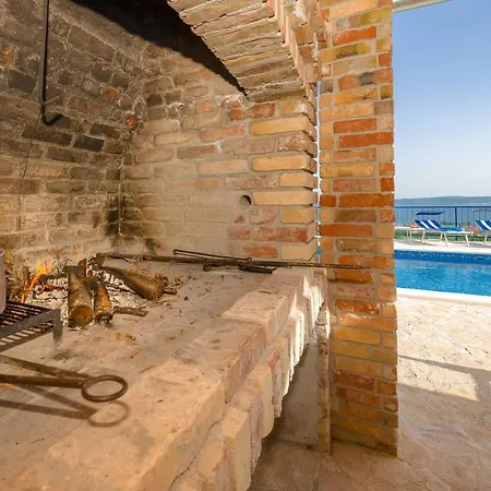 Lola - Privacy, Pool & View *