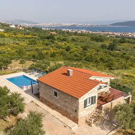 Lola - Privacy, Pool & View Villa *