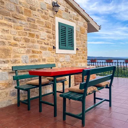 Lola - Privacy, Pool & View Kaštela