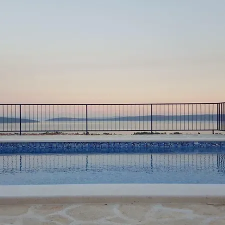Lola - Privacy, Pool & View Villa