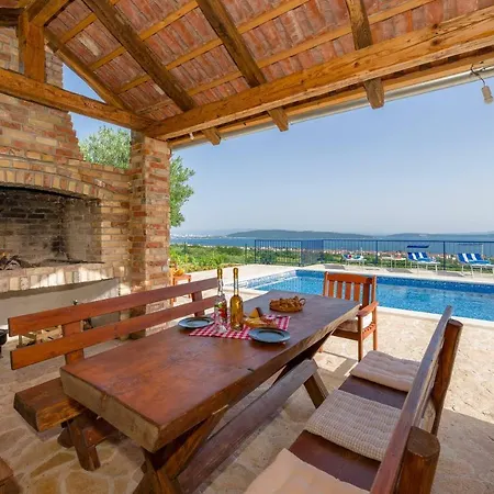 Lola - Privacy, Pool & View