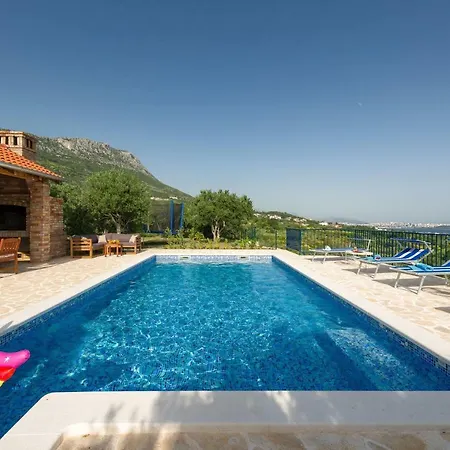 Lola - Privacy, Pool & View