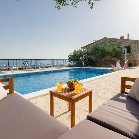 Lola - Privacy, Pool & View