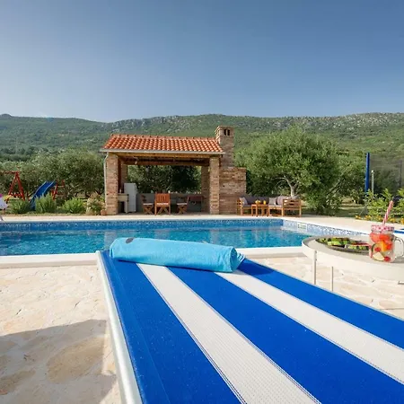 Villa Lola - Privacy, Pool & View Kaštela