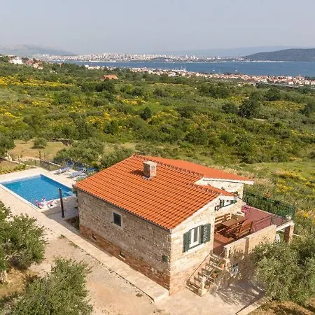 Lola - Privacy, Pool & View Villa